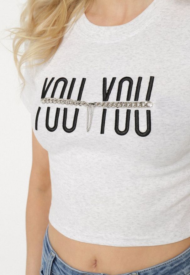 Born2be - Jasnoszary Bawełniany T-shirt z Napisem i Łańcuchem Olimelia. Kolor: szary. Materiał: bawełna. Wzór: napisy