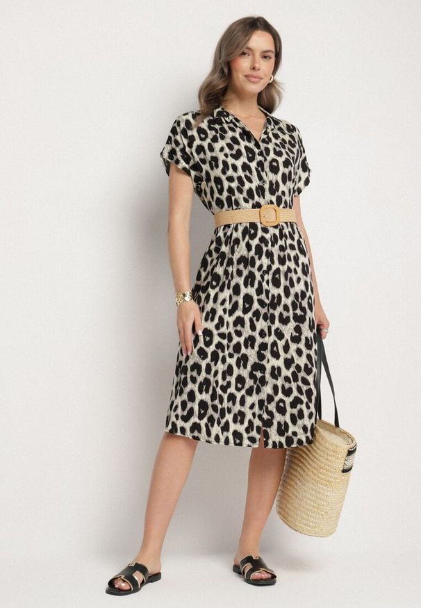 Born2be - Beżowo-Czarna Bawełniana Sukienka o Koszulowym Kroju z Kieszeniami w Panterkę Iffanea. Okazja: na co dzień, na randkę, na spacer. Kolor: beżowy. Materiał: bawełna. Długość rękawa: krótki rękaw. Wzór: motyw zwierzęcy. Typ sukienki: koszulowe. Styl: casual, elegancki