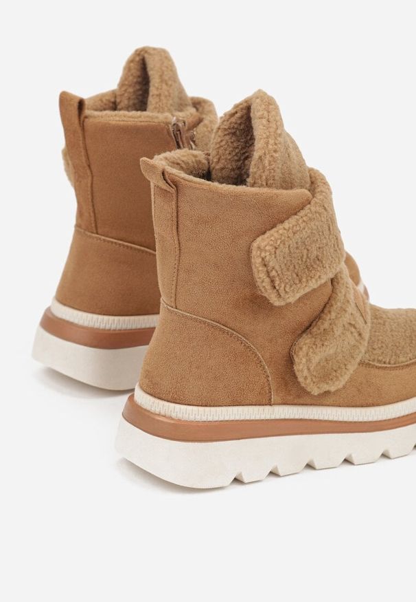 Born2be - Brązowe Botki Śniegowce na Grubej Podeszwie Ozdobione Szerokimi Rzepami Amerria. Okazja: na co dzień. Zapięcie: rzepy. Kolor: brązowy. Materiał: jeans. Wzór: aplikacja. Styl: casual