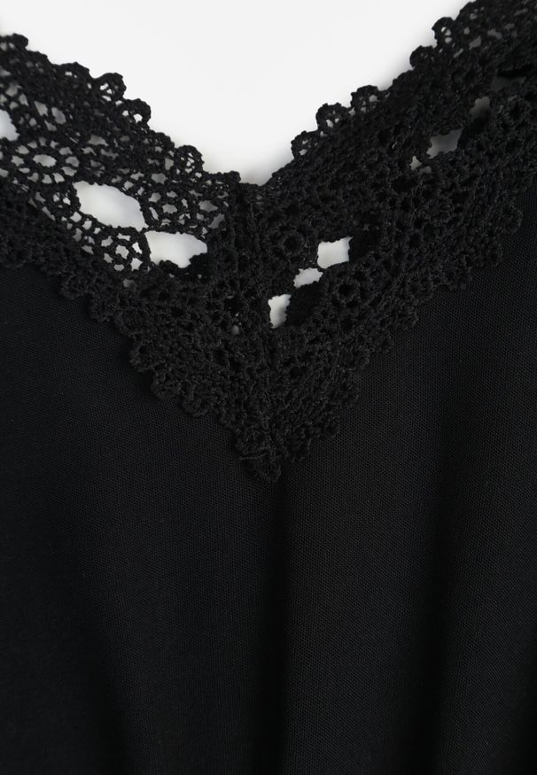 Born2be - Czarna Sukienka Mini Hiszpanka na Ramiączkach z Koronkowymi Rękawami i Gumką w Pasie Giovati. Okazja: na co dzień. Typ kołnierza: dekolt hiszpanka. Kolor: czarny. Materiał: koronka. Długość rękawa: na ramiączkach. Styl: casual. Długość: mini