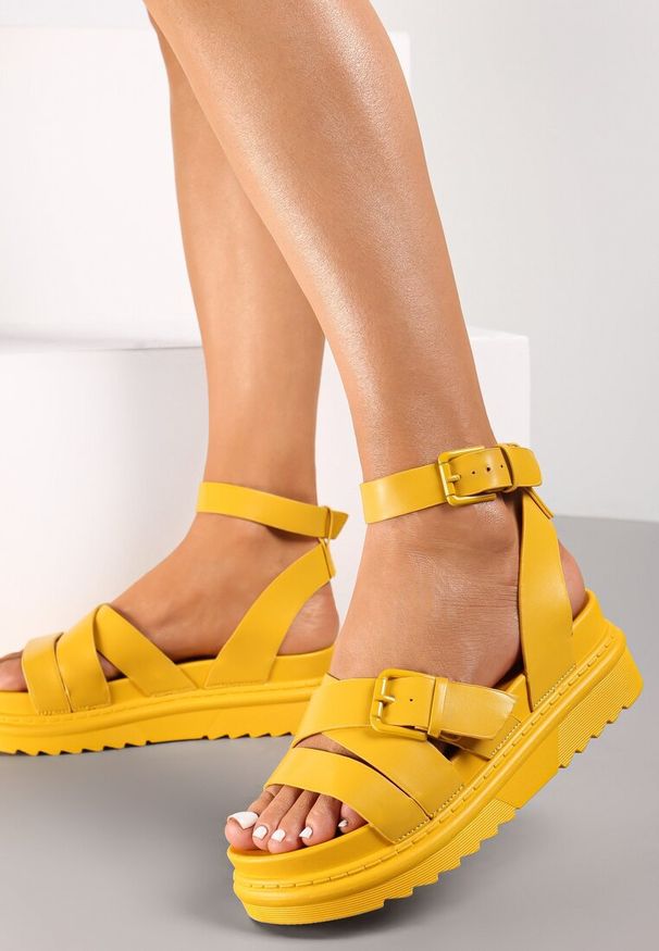 Renee - Żółte Sandały Deinaleia. Nosek buta: okrągły. Zapięcie: pasek. Kolor: żółty. Wzór: gładki, paski, jednolity. Obcas: na platformie