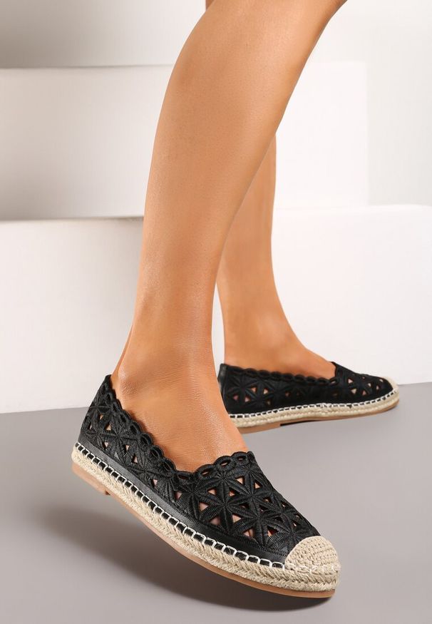 Born2be - Czarne Espadryle z Ażurową Cholewką i Plecioną Płaską Podeszwą Plicia. Okazja: na co dzień. Nosek buta: okrągły. Kolor: czarny. Szerokość cholewki: normalna. Wzór: ażurowy. Sezon: lato. Obcas: na płaskiej podeszwie. Styl: elegancki, casual