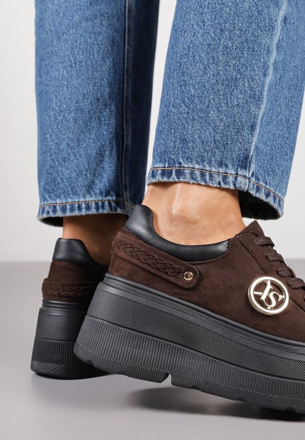 Born2be - Brązowe Sneakersy Vices na Grubej Podeszwie z Metaliczną Ozdobą Tatorelis. Okazja: na co dzień. Kolor: brązowy. Materiał: jeans. Wzór: aplikacja