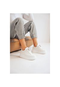 Białe Sneakersy Karino Modne Obuwie Damskie. Okazja: na co dzień. Zapięcie: zamek. Kolor: biały. Materiał: skóra. Styl: klasyczny, casual, elegancki #10