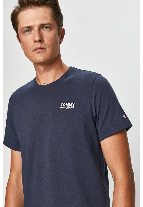 Tommy Jeans - T-shirt DM0DM09588.NOS. Okazja: na co dzień. Kolor: niebieski. Materiał: dzianina. Styl: casual