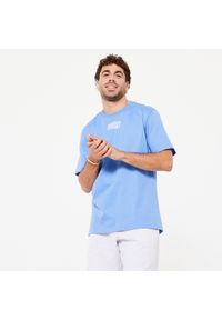DOMYOS - Koszulka z krótkim rękawem męska Domyos Gym & Pilates 500 Essentials. Kolor: niebieski. Materiał: bawełna, tkanina, prążkowany, elastan, materiał. Długość rękawa: krótki rękaw. Długość: krótkie. Sport: joga i pilates