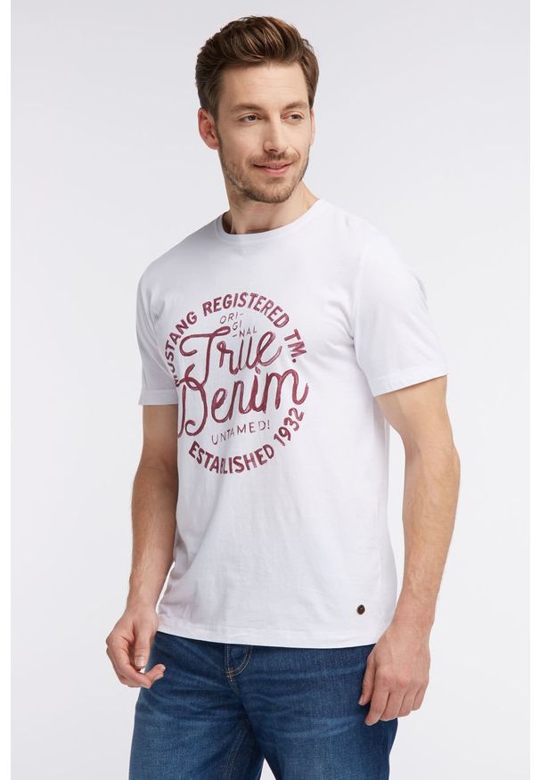 Mustang - MUSTANG T SHIRT WORDING TEE GENERAL WHITE 1006388 2045. Wzór: nadruk. Styl: klasyczny