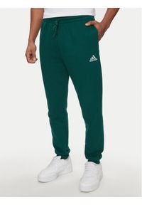 Adidas - adidas Spodnie dresowe Essentials IJ8892 Zielony Regular Fit. Kolor: zielony. Materiał: bawełna, syntetyk