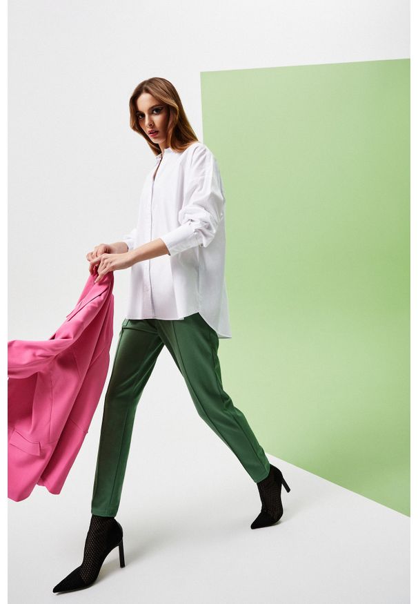 MOODO - Luźna koszula oversize. Materiał: elastan, poliester, bawełna. Długość rękawa: długi rękaw. Długość: długie. Wzór: gładki