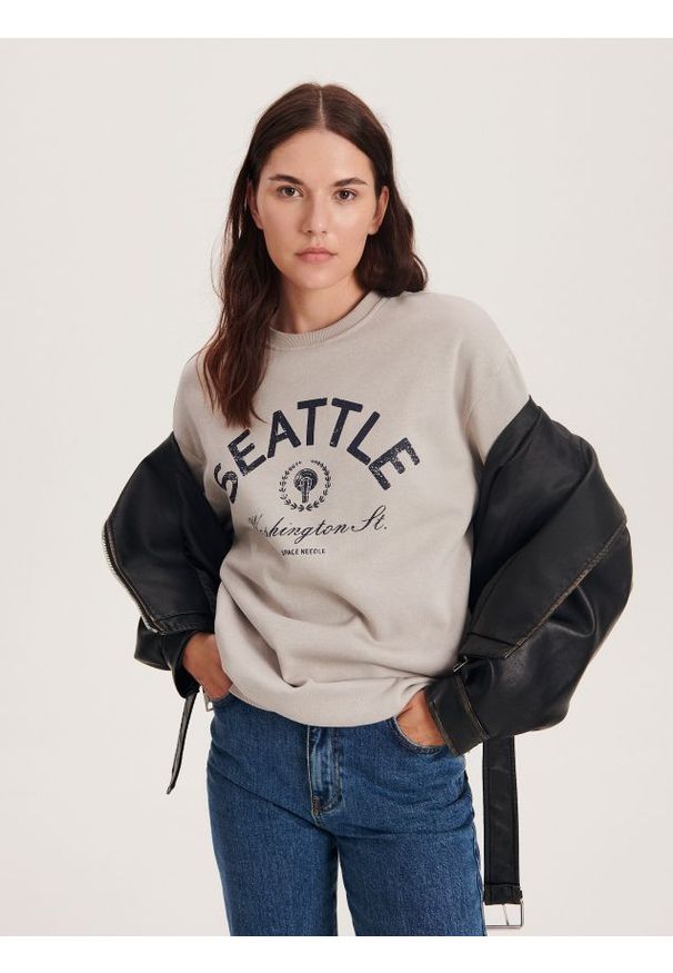 Reserved - Bluza z nadrukiem - jasnoszary. Kolor: szary. Materiał: dzianina, bawełna. Wzór: nadruk