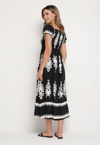 Born2be - Czarna Sukienka o Kroju Hiszpanki Zdobiona Orientalnym Wzorem Aravine. Okazja: na co dzień. Typ kołnierza: dekolt hiszpanka. Kolor: czarny. Materiał: jeans. Długość rękawa: krótki rękaw. Wzór: aplikacja. Sezon: lato. Styl: elegancki, casual #3