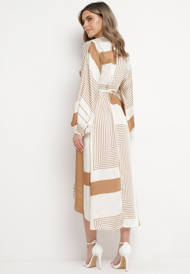 Born2be - Beżowa Sukienka Kopertowa Kimono z Geometrycznym Wzorem i Wiązanym Paskiem Klerossa. Kolor: beżowy. Materiał: materiał. Długość rękawa: długi rękaw. Wzór: geometria. Typ sukienki: kopertowe