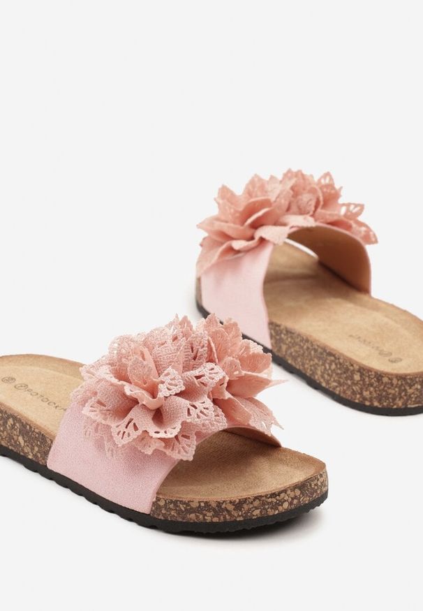 Renee - Różowe Klapki na Platformie z Korka z Kwiatową Aplikacją 3D Nilomara. Okazja: na imprezę, na co dzień. Kolor: różowy. Materiał: jeans. Wzór: kwiaty, aplikacja. Sezon: lato. Obcas: na platformie. Styl: casual