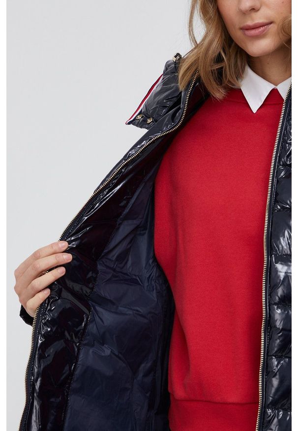 TOMMY HILFIGER - Tommy Hilfiger Kurtka damska kolor granatowy zimowa. Kolor: niebieski. Sezon: zima