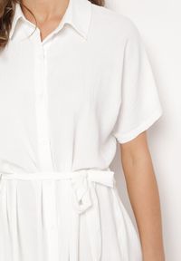 Born2be - Biała Sukienka Wiskozowa o Luźnym Koszulowym Kroju Wiązana w Talii Rionella. Kolor: biały. Materiał: wiskoza. Długość rękawa: krótki rękaw. Sezon: lato. Typ sukienki: koszulowe. Styl: klasyczny #3