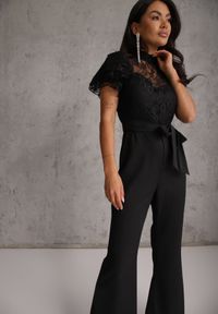 Renee - Czarny Koronkowy Kombinezon VICES na Krótki Rękaw z Nogawkami Typu Flare Blitze. Kolor: czarny. Materiał: koronka. Długość rękawa: krótki rękaw. Długość: krótkie. Wzór: koronka. Styl: elegancki #3