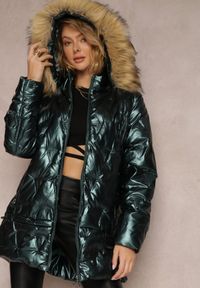 Renee - Ciemnozielona Kurtka Metaliczna z Futrzanym Kapturem Kajol. Okazja: na co dzień, na spacer. Kolor: zielony. Materiał: futro. Styl: elegancki, casual