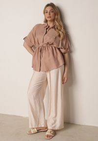 Born2be - Beżowa Nietoperzowa Koszula Safari z Bawełną z Wiązaniem w Talii Tierona. Okazja: do pracy, na co dzień, na spotkanie biznesowe. Kolor: beżowy. Materiał: bawełna. Długość: długie. Styl: biznesowy, casual #3