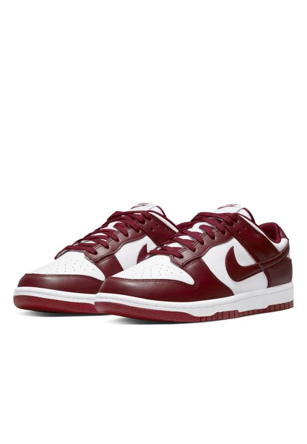 Nike Dunk Low Retro "Team Red" Sneakersy męskie. Okazja: na co dzień. Kolor: biały. Materiał: guma, skóra, jeans. Szerokość cholewki: normalna. Sezon: lato