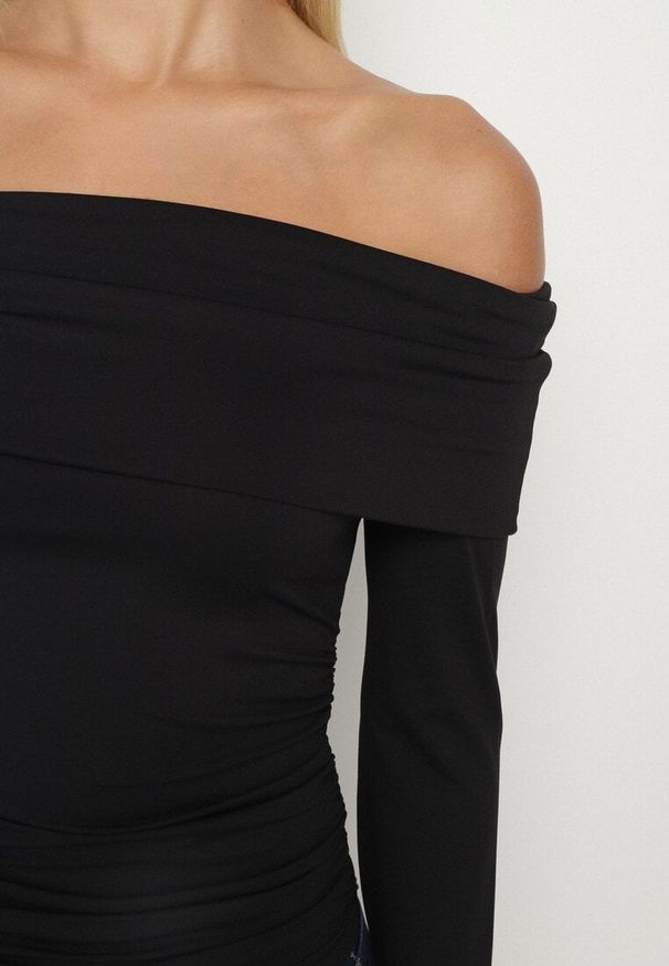 Born2be - Czarna Bluzka Hiszpanka Vices z Marszczeniem w Talii i przy Rękawach Temile. Okazja: na co dzień. Typ kołnierza: dekolt hiszpanka. Kolor: czarny. Materiał: jeans, satyna. Styl: casual, elegancki
