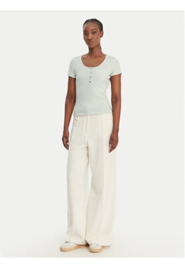 Guess T-Shirt GUESS x NORTH SAILS W6GP01 K2658 Zielony Regular Fit. Kolor: zielony. Materiał: syntetyk