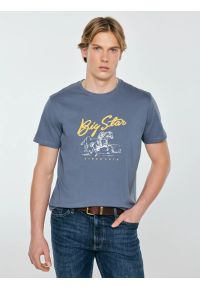 Big-Star - Koszulka męska z nadrukiem niebieska Stelianer 402. Okazja: na co dzień. Kolor: niebieski. Materiał: jeans, bawełna. Wzór: nadruk. Styl: vintage, klasyczny, retro, casual, elegancki #1