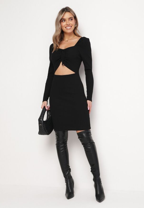 Born2be - Czarna Sukienka Mini z Prążkowanego Materiału z Wycięciem i Wiązaniem Cerdosja. Kolor: czarny. Materiał: prążkowany, materiał. Długość: mini