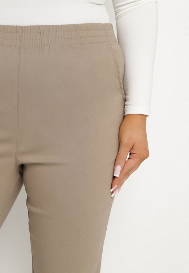 Born2be - Ciemnobeżowe Spodnie z Wiskozą z Gumką w Talii i Aplikacjami przy Nogawkach Stellorie. Okazja: na co dzień. Kolekcja: plus size. Kolor: beżowy. Materiał: wiskoza. Wzór: aplikacja. Styl: elegancki, casual