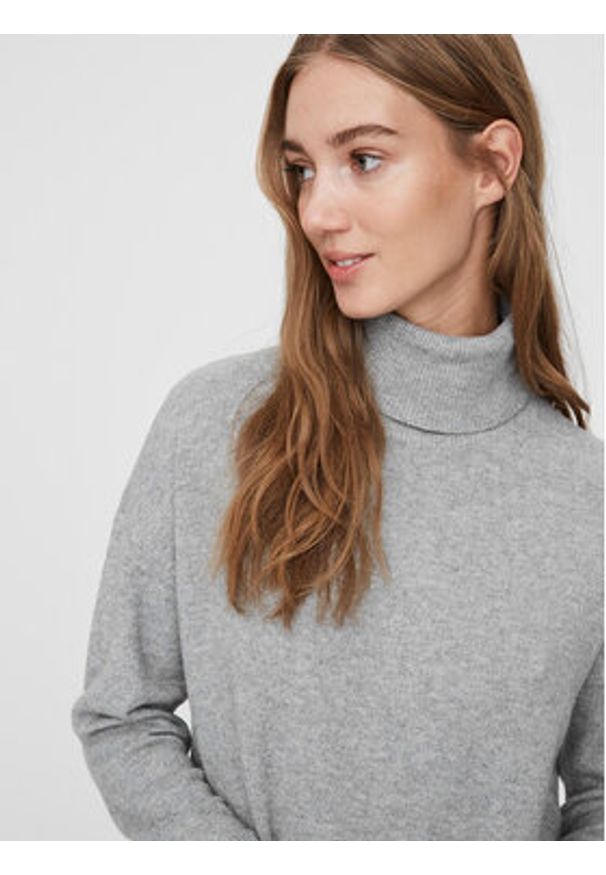 Vero Moda Sukienka dzianinowa 10199744 Szary Regular Fit. Kolor: szary. Materiał: syntetyk, dzianina