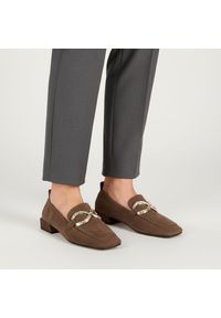 Półbuty damskie S.Barski, cholewka skóra naturalna zamszowa fason wsuwany kwadratowy nosek metalowa ozdoba na podbiciu niski stabilny obcas minimalis. Kolor: brązowy. Materiał: zamsz, skóra. Szerokość cholewki: normalna. Wzór: aplikacja. Obcas: na obcasie. Wysokość obcasa: średni #1