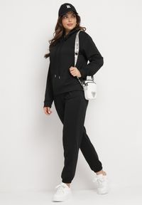 Born2be - Czarny Komplet Dresowy Bluza Kangurka z Kapturem i Spodnie Joggery Triasa. Kolor: czarny. Materiał: dresówka