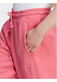 Adidas - adidas Spodnie dresowe ALL SZN Fleece IM0334 Różowy Loose Fit. Kolor: różowy. Materiał: bawełna #4