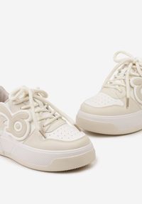 Born2be - Biało-Beżowe Sneakersy na Grubej Podeszwie z Abstrakcyjną Aplikacją Cadisa. Kolor: biały. Wzór: aplikacja