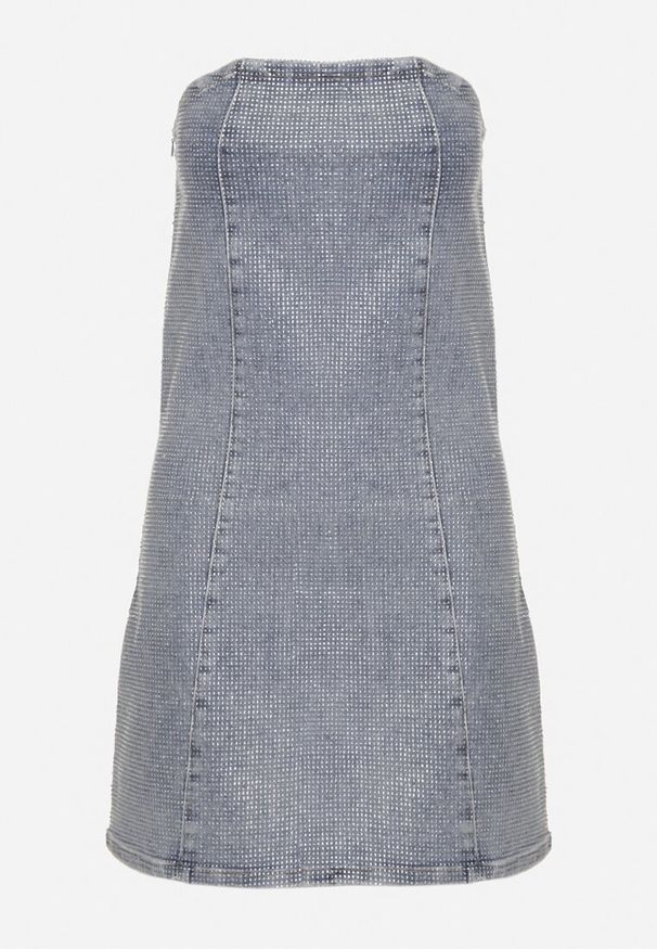 Born2be - Niebieska Jeansowa Sukienka z Dekoltem Typu Bandeau Ozdobiona Cyrkoniami Tillevia. Okazja: na co dzień. Kolor: niebieski. Materiał: jeans. Wzór: aplikacja. Typ sukienki: proste. Styl: elegancki, casual. Długość: midi