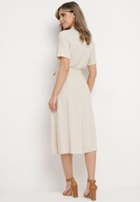 Born2be - Ciemnobeżowa Koszulowa Sukienka z Wiskozy z Lnem Zapinana na Guziki z Materiałowym Paskiem Fidilla. Okazja: na co dzień, na spotkanie biznesowe. Kolor: beżowy. Materiał: len, wiskoza, materiał. Wzór: aplikacja. Typ sukienki: koszulowe. Styl: biznesowy, casual, elegancki #4