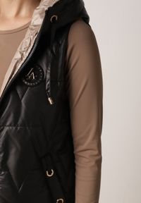 Born2be - Czarna Pikowana Kamizelka o Długim Kroju z Nieodpinanym Kapturem i Aplikacją Koretes. Okazja: na co dzień. Kolor: czarny. Materiał: prążkowany, poliester. Długość: długie. Wzór: aplikacja. Styl: casual #6