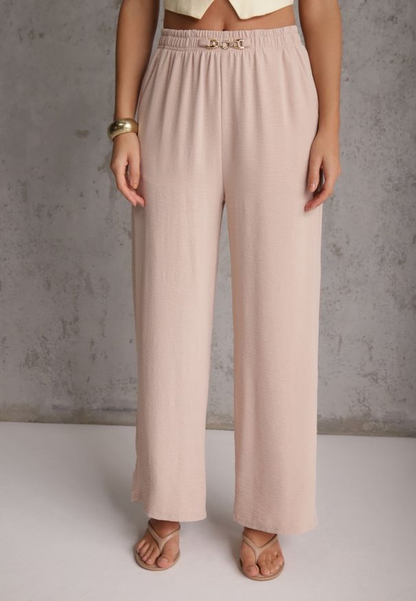 Renee - Różowe Spodnie Casual o Szerokim Kroju High Waist Zdobione Aplikacją Nephise. Okazja: na co dzień. Stan: podwyższony. Kolekcja: plus size. Kolor: różowy. Długość: krótkie. Wzór: aplikacja. Styl: casual