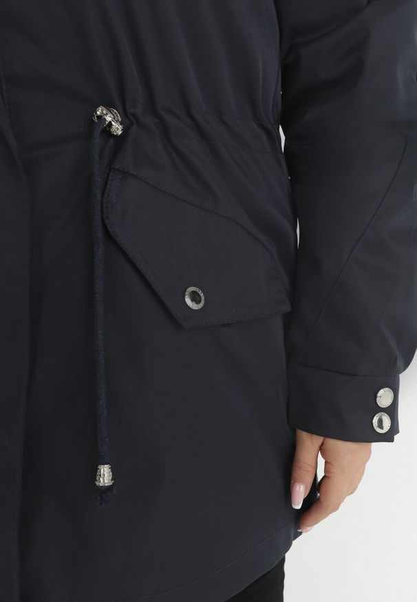 Born2be - Granatowa Kurtka Parka Nylonowa Deseyi. Okazja: na spacer. Kolekcja: plus size. Kolor: niebieski. Materiał: nylon. Sezon: zima. Styl: elegancki, klasyczny
