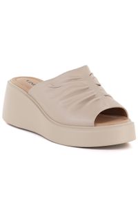 Skórzane klapki damskie na koturnie beżowe Vinceza 66949. Kolor: beżowy. Materiał: skóra. Sezon: lato. Obcas: na koturnie #1
