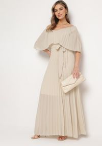 Born2be - Beżowa Sukienka Plisowana z Szeroką Falbaną Przy Dekolcie Dinara. Kolor: beżowy. Styl: wizytowy. Długość: maxi #6