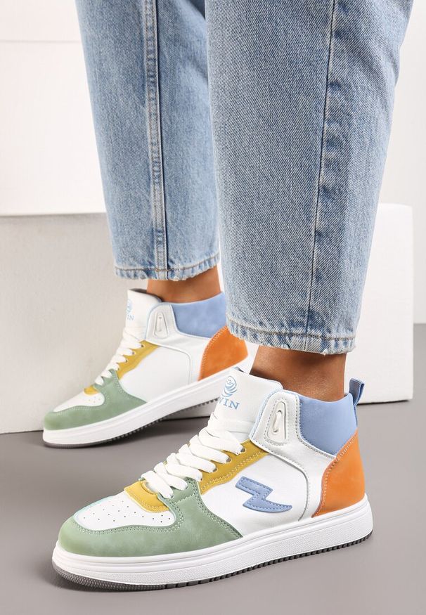 Renee - Biało-Zielone Sneakersy Aura. Okazja: na co dzień. Kolor: biały. Materiał: jeans