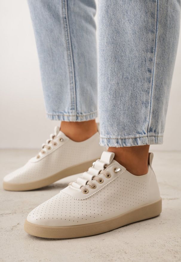 Born2be - Beżowe Wsuwane Tenisówki z Perforacją i Podeszwą z Bieżnikiem Illanya. Okazja: na co dzień. Zapięcie: bez zapięcia. Kolor: beżowy. Materiał: jeans. Szerokość cholewki: normalna. Styl: casual, klasyczny