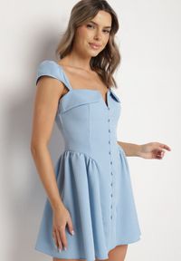 Born2be - Niebieska Rozkloszowana Sukienka z Ozdobnym Dekoltem i Guzikami Salasesia. Okazja: na co dzień. Typ kołnierza: dekolt kwadratowy. Kolor: niebieski. Styl: elegancki, casual