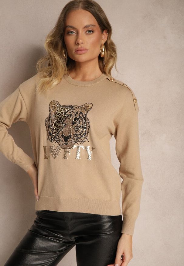 Renee - Beżowy Sweter z Wiskozą Naszywką Napisem i Cyrkoniami Lilrae. Okazja: na co dzień, do pracy. Kolor: beżowy. Materiał: wiskoza. Wzór: napisy, aplikacja. Styl: wizytowy, elegancki, casual