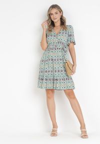 Born2be - Zielona Wiskozowa Sukienka Mini z Gumką i Materiałowym Paskiem w Pasie Upshaw. Okazja: na co dzień. Kolor: zielony. Materiał: materiał, wiskoza. Wzór: geometria. Typ sukienki: proste. Styl: casual. Długość: mini #2