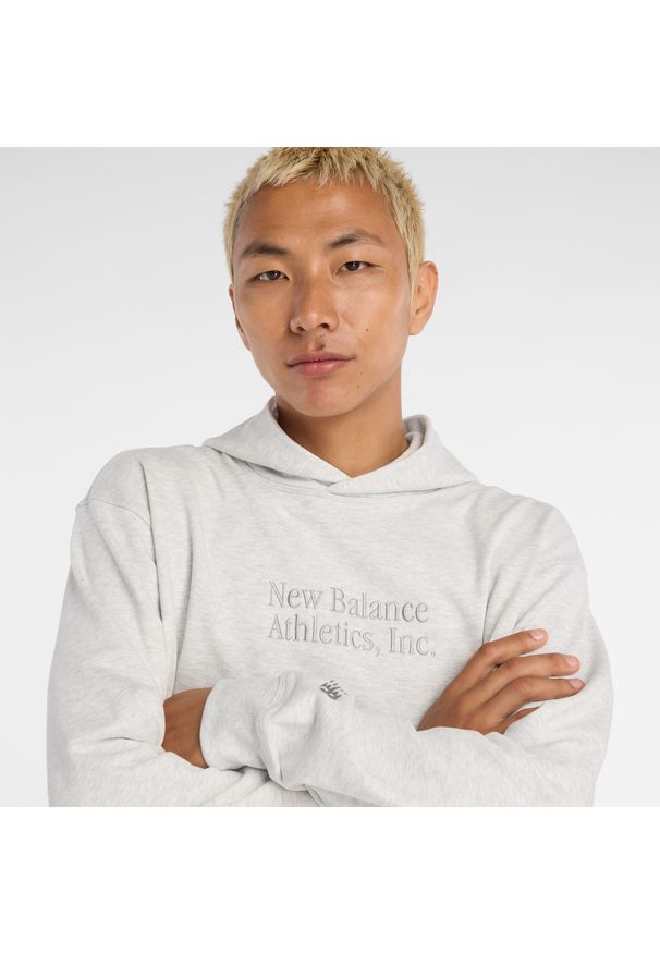 Bluza męska New Balance MT53925AHH – szara. Typ kołnierza: kaptur. Kolor: szary. Materiał: bawełna, dresówka, materiał. Wzór: aplikacja