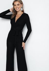 Born2be - Czarny Kombinezon z Wiskozą Kopertowym Dekoltem i Materiałowym Paskiem Miathalise. Okazja: na spotkanie biznesowe. Kolor: czarny. Materiał: wiskoza, materiał. Długość: długie. Styl: biznesowy #5