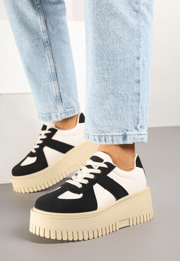Renee - Czarno-Beżowe Sneakersy Typu Tenisówki na Żłobionej Platformie Lorreia. Kolor: czarny. Materiał: jeans. Obcas: na platformie