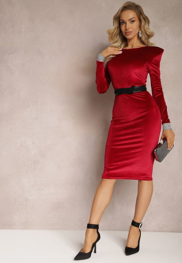 Renee - Bordowa Dopasowana Sukienka Welurowa Midi z Metaliczną Nitką Savie. Kolor: czerwony. Materiał: welur. Długość rękawa: długi rękaw. Styl: elegancki. Długość: midi