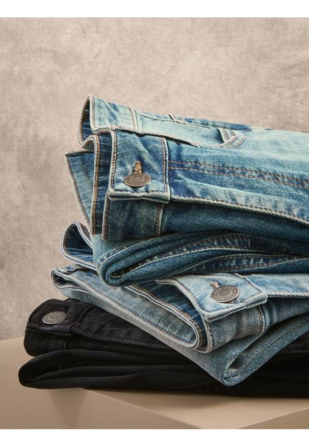 Reserved - Jeansy carrot slim z efektem sprania - niebieski. Kolor: niebieski